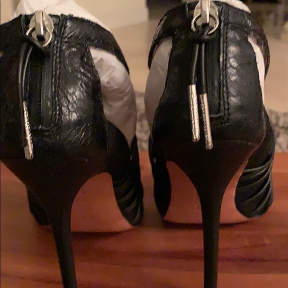 L.A.M.B NWOT & NWB black Raivyn strappy heels - Picture 5 of 8